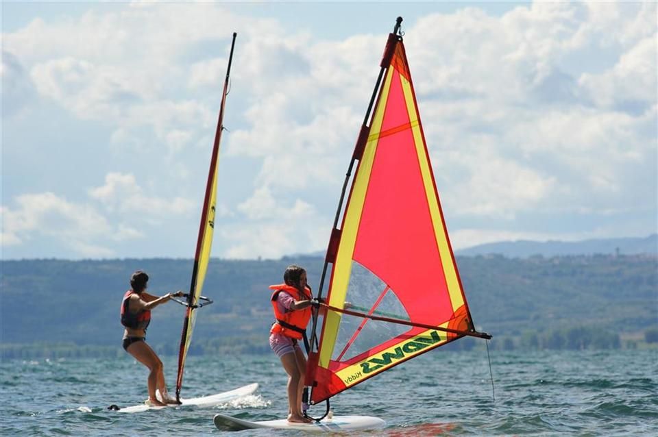 Windsurfen op het meer van Bolsena, Lazio