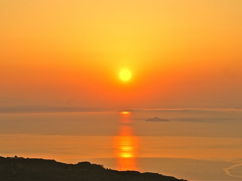 Zonsondergang over de zee in Toscane