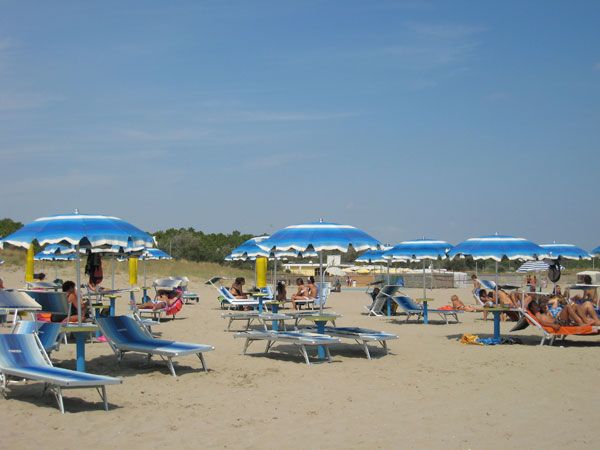 Strand met  Parasols en strandstoelen