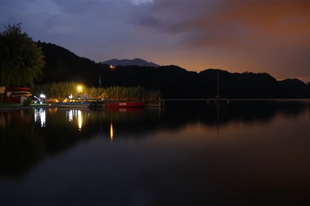 Nacht panorama van het meer van Levico