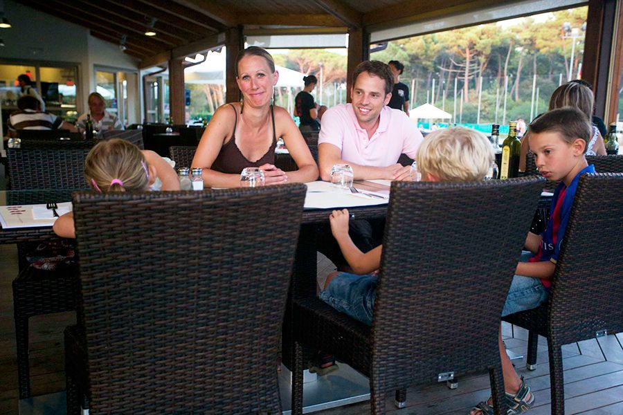 Familie bij restaurant op de vakantiepark