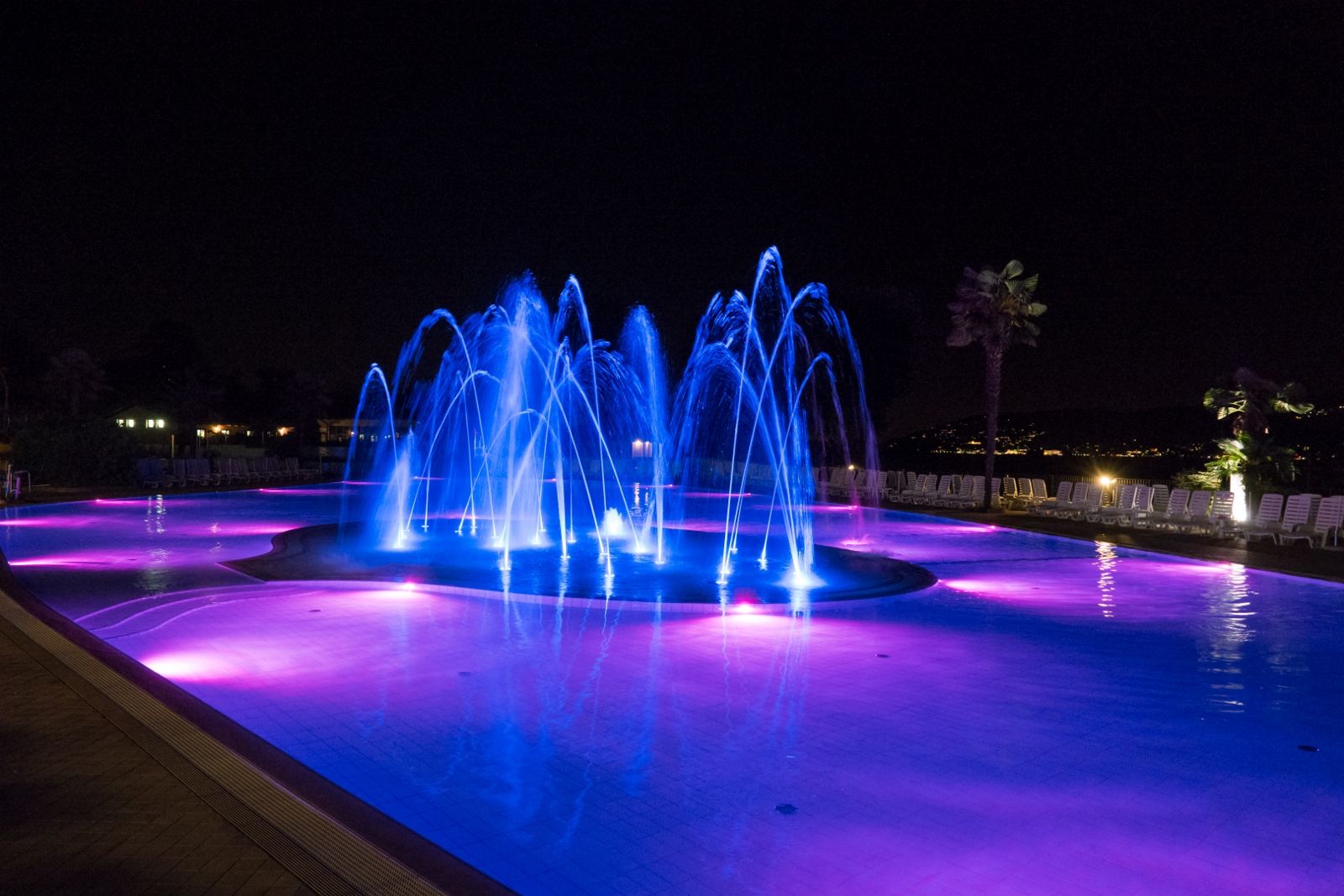 een fontein met blauwe lichtjes